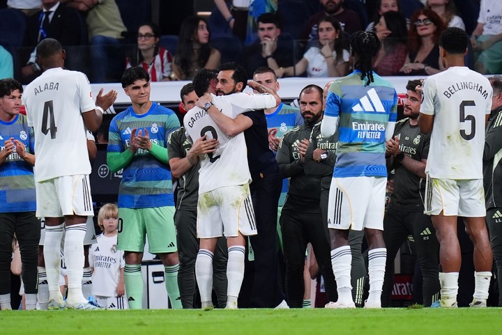 Arbeloa y Carvajal, dos de los símbolos del Real Madrid en la noche de liga (AP Photo).