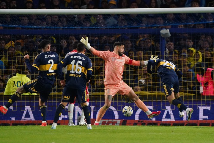 Romero descontó de cabeza (Foto: Emmanuel Fernández).