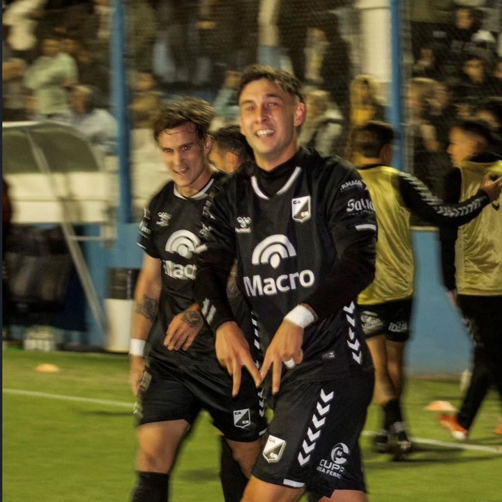 Agustín Lamosa grita el primero.