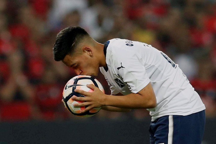 Esequiel Barco convirtió el 1-1 contra el Flamengo en el Maracaná con el que Independiente fue campeón. (AP)
