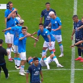Video: el Chino Zelarayán se desmayó en pleno partido de Copa Argentina y tuvo que ser reemplazado