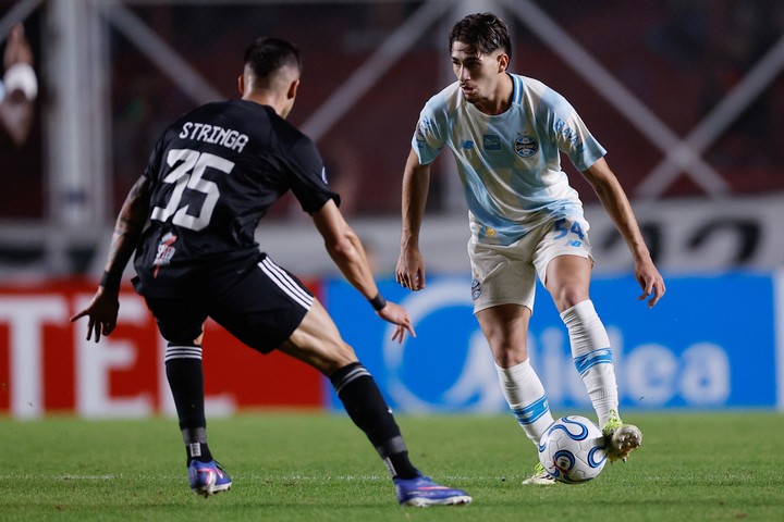 Riestra en la derrota ante Gremio (EFE)