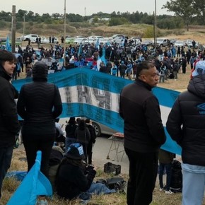 El banderazo de aliento de los hinchas de Belgrano antes de jugar con Argentinos