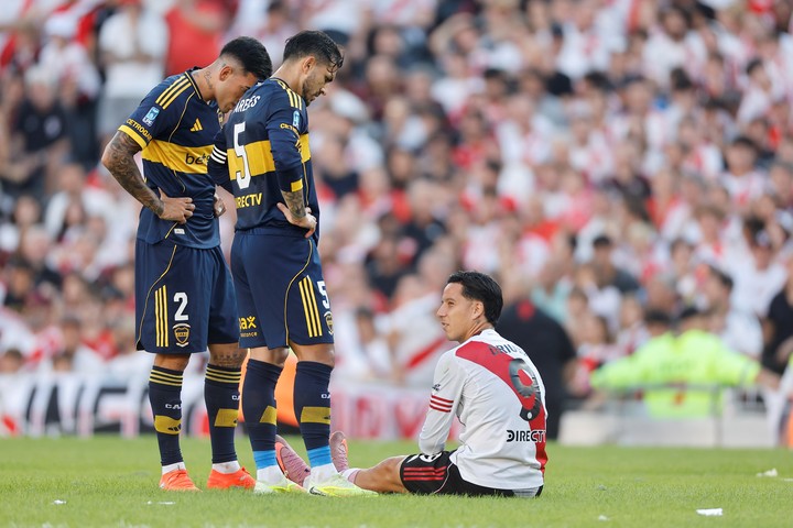 Driussi, lesionado en el Súper y consolado por su amigo Paredes 
(EFE/ Juan Ignacio Roncoroni)