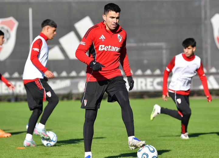 Acuña con la pelota en el Camp. Prensa River.