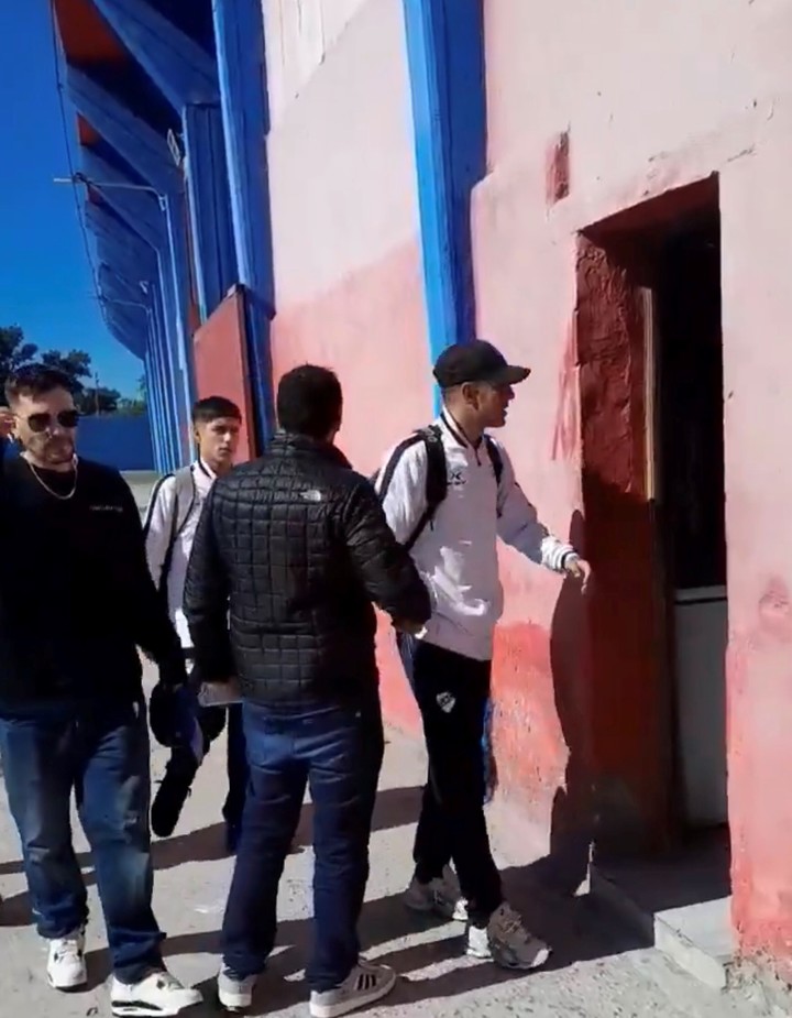 Los jugadores post charla con los dirigentes (X: @ElfutbolQAC)