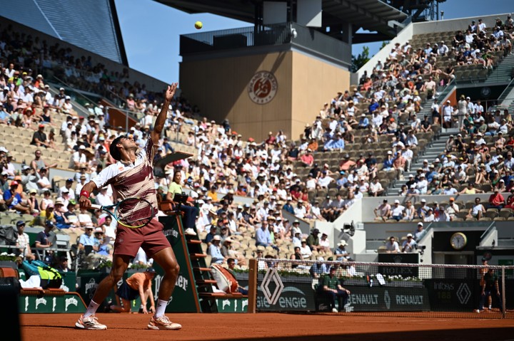 Daniel Vallejo ante Moise Kouame (AP).