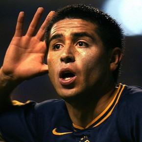 Riquelme, entre Maradona y Messi: el libro que explora su legado único