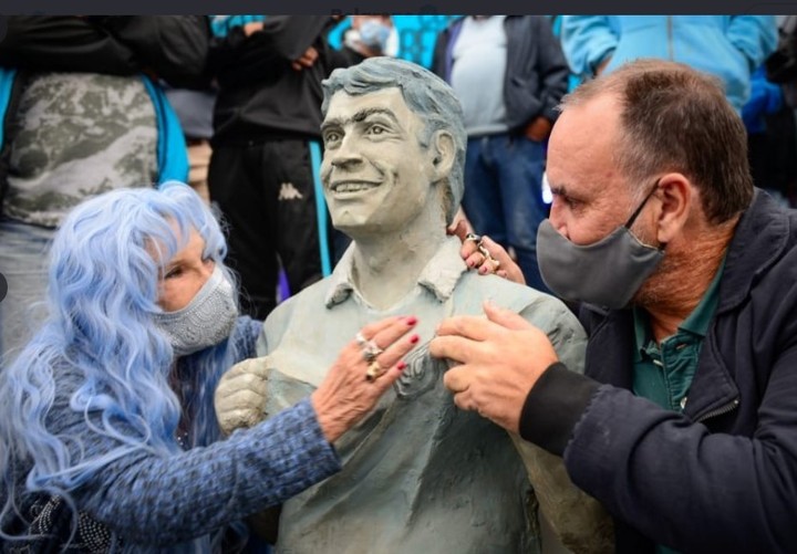 La estatua del Potro Rodrigo junto Beatriz Olave, madre del cantante, y el escultor Juan Ignacio Lucero (Prensa Belgrano).