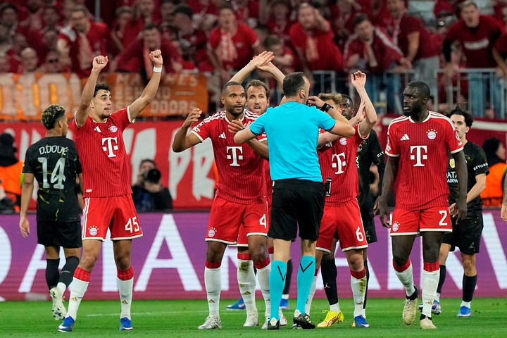 El reclamo de los futbolistas del Bayern Munich. (AP Photo/Martin Meissner)