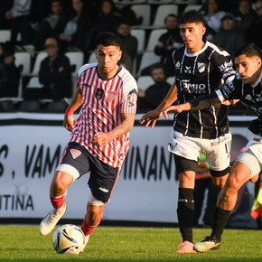 Los Andes igualó en Floresta y se subió a lo más alto