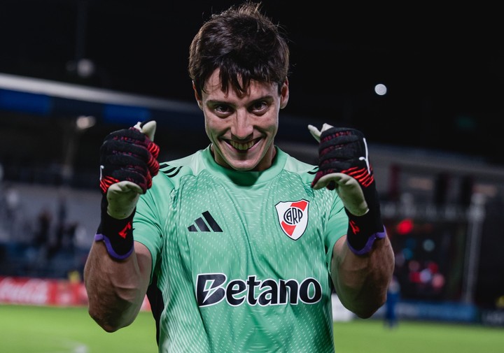 Los puños apretados de Santiago Beltrán, otra vez figura. Prensa River.