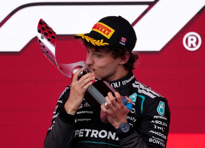 Kimi Antonelli festejó en el podio tras conseguir su cuarto triunfo consecutivo al besar el trofeo de ganador del GP de Canadá.
(REUTERS)
