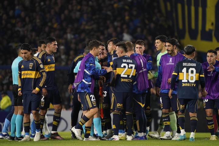 Los jugadores de Boca contra el referí Valenzuela (Fernando de la Orden). 