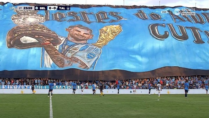 La tremenda bandera de los hinchas de Belgrano al Cuti Romero.