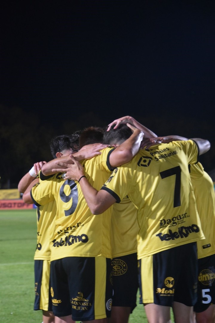 Así festejaron los jugadores del Cartero. @clubcomu