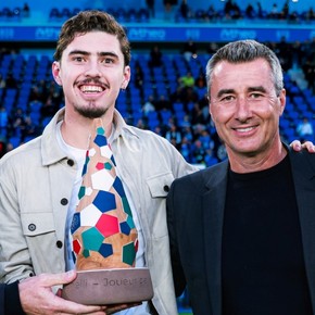 Video: Panichelli fue elegido el mejor jugador de la temporada en el Racing de Estrasburgo y lo homenajearon en la cancha
