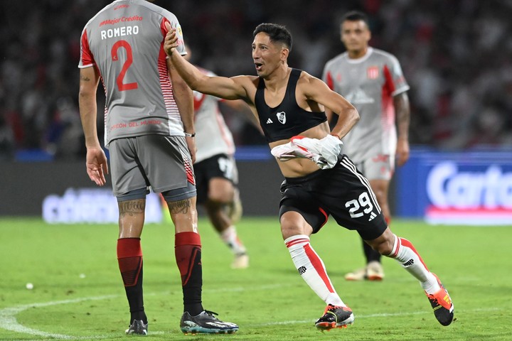Rodrigo Aliendro festejando tras su golazo agónico ante Estudiantes en la final de la Supercopa Argentina 2024 (Ariel Carreras).