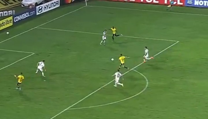 La descarga de Quiñónez a Villalba antes del remate: recibe con dos jugadores de Boca atrasados, sin nadie que lo pueda bloquear. Un jugador de Barcelona está bien posicionado para un rebote.