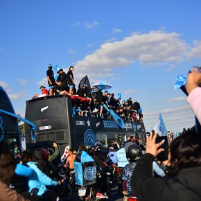 Toda la intimidad de la fiesta de Belgrano: el baile con La Mona, la caravana y el recuerdo de Rodrigo