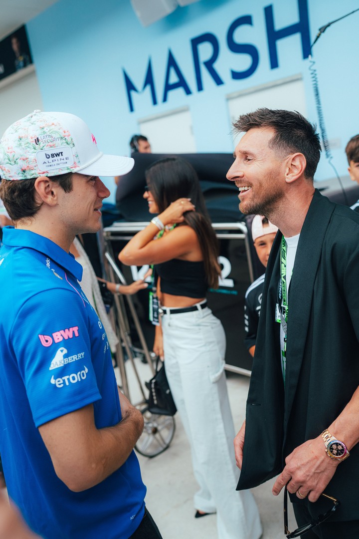 Colapinto hablando con Messi antes de la carrera. (TWJB Photography)
