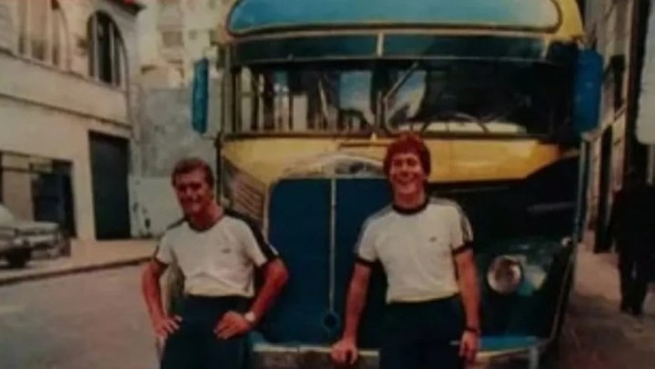 Luis Mazzeo, Fernando Dellepiani y el colectivo por el que San Telmo canjeó a Ricardo Zielinski, quien se fue a Argentino de Quilmes.