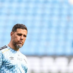 Luto en Francia: un histórico ex jugador de la Ligue 1 falleció mientras se dirigía a jugar un partido de leyendas