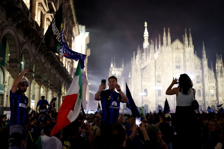 La fiesta de los tifosi del Inter en la plaza del Duomo (Reuters). 