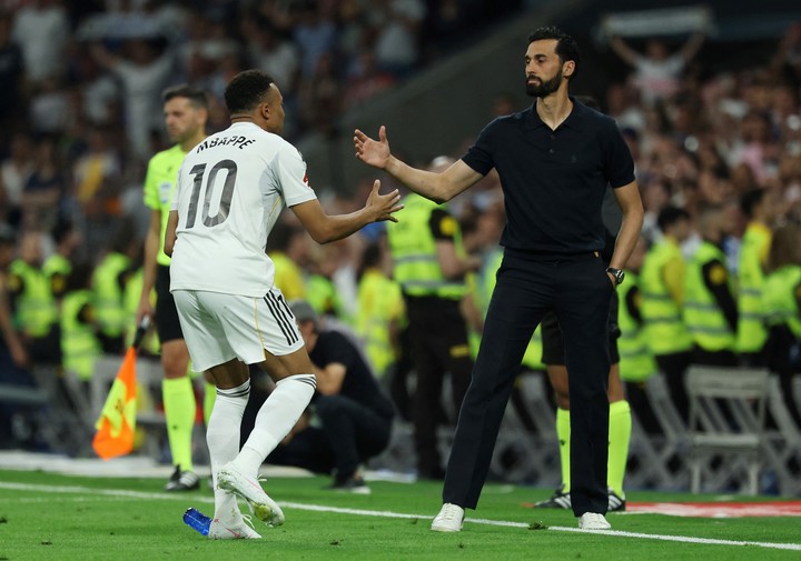 Mbappé y su saludo con Arbeloa (Reuters).