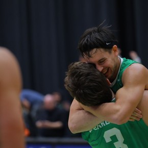Atenas ganó un partidazo y se quedó con el primer duelo de la serie por la permanencia