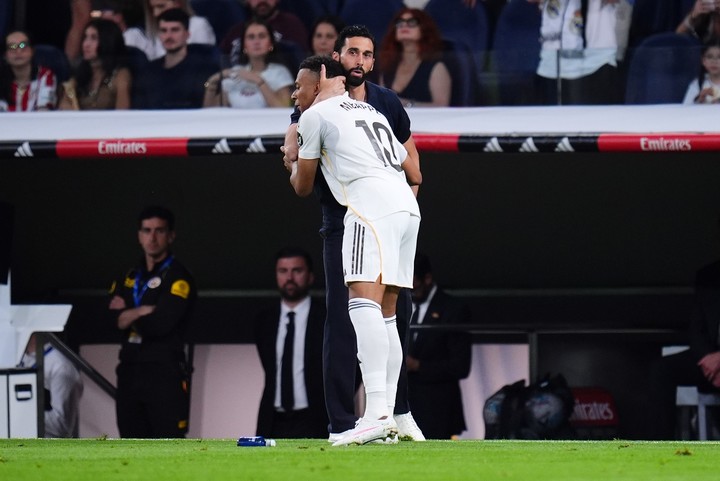 Arbeloa y su abrazo con Mbappé (AP Photo).