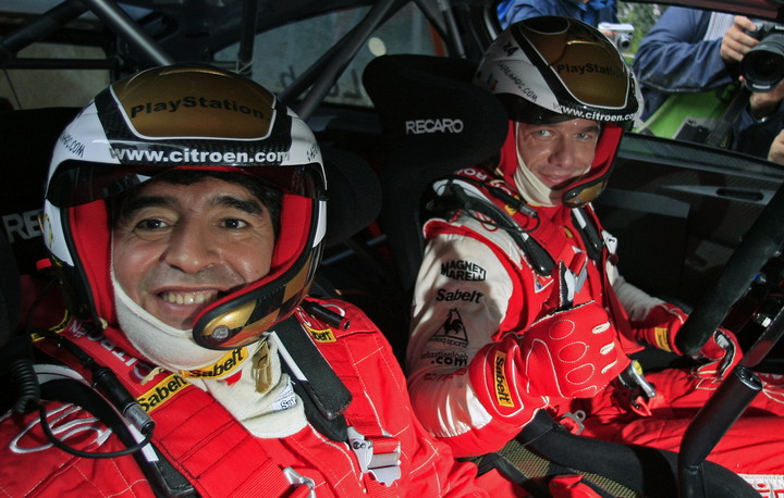 Maradona, chocho junto a Loeb en 2008. (AFP PHOTO/Alejandro PAGNI)