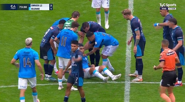 Zelarayán cayó en pleno partido (TyC Sports).