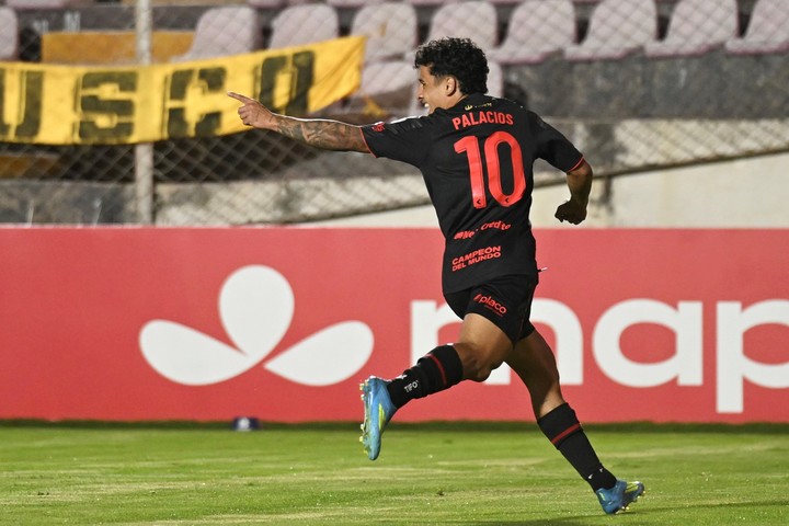 Tiago Palacios de Estudiantes de La Plata celebra un gol ante Cusco FC (EFE).
