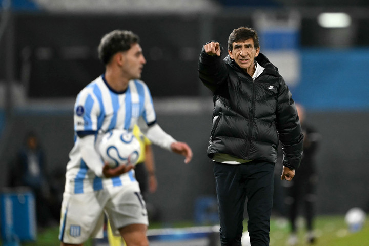 Costas en el Cilindro mientras Martirena hace un lateral (Photo by Luis ROBAYO / AFP).
