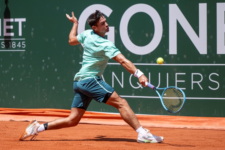 Mariano Navone en su partido ante el español Jaume Munar por los cuartos de final. (EFE)