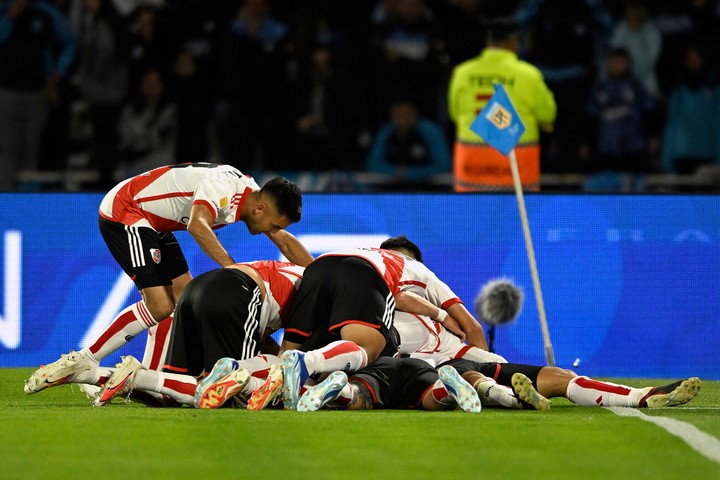 Jugadores de River celebrando el gol agónico de Facundo Colidio que sentenció la victoria ante Belgrano en cuartos de la Copa de la Liga 2023 (Photo by Diego Haliasz / AFP)