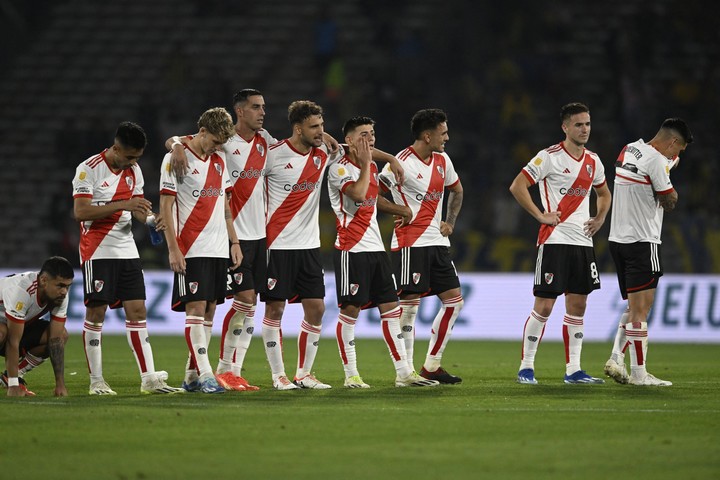 Futbolistas de River tristes en la tanda de penales frente a Rosario Central por las semifinales de la Copa de la Liga 2023 (Photo by DIEGO HALIASZ / AFP)