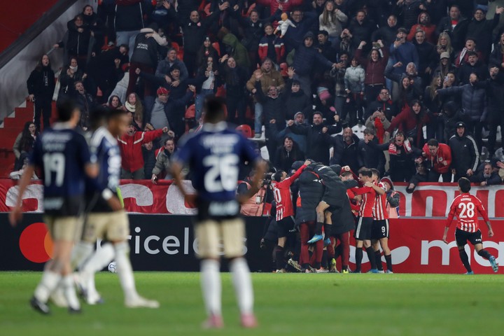 El festejo del Pincha y la desazón del DIM, que irá a la Sudamericana (EFE).
