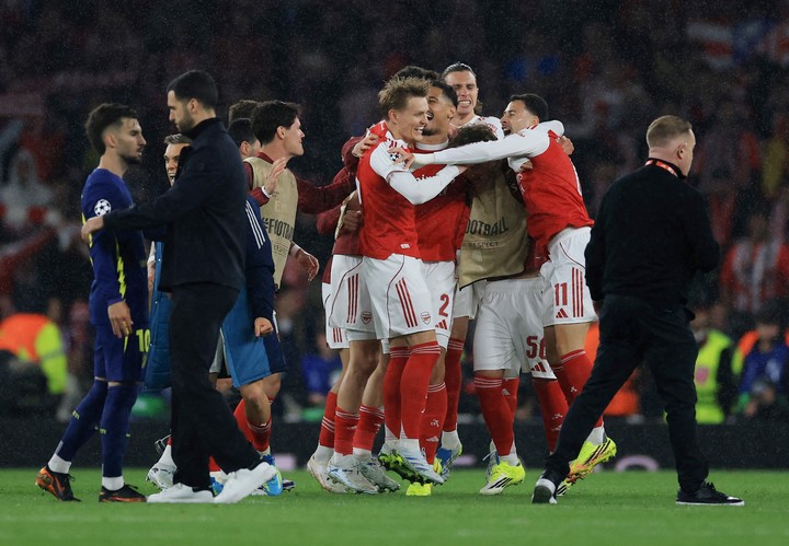 Festejos del Arsenal por pasar a la final de la Champions. (Reuters/Paul Childs)