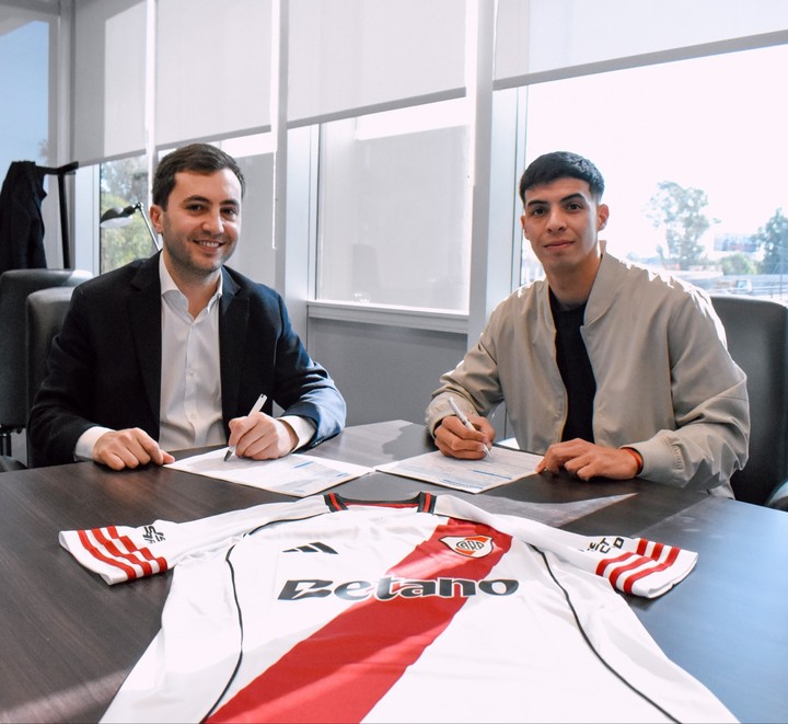 Tomás Galván renovó su contrato en River (Prensa River).