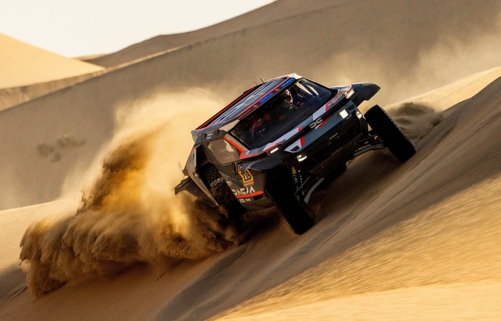El Dacia de Loeb en el Dakar. (REUTERS/Maxim Shemetov)