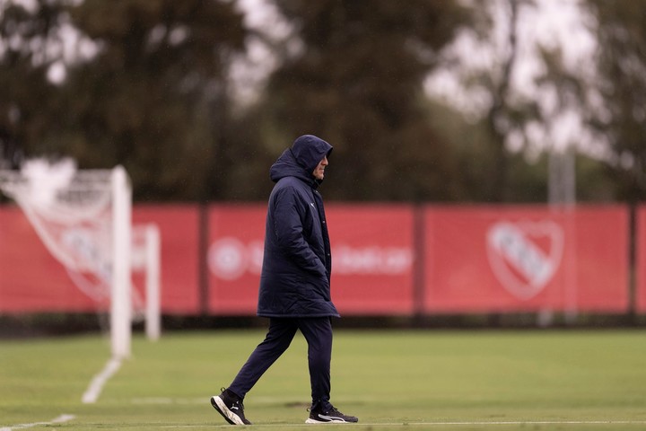 Gustavo Quinteros quiere dos zagueros, un volante mixto y un centrodelantero.
(Foto: Prensa Independiente)