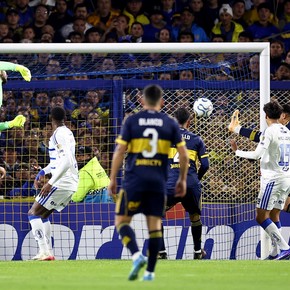 ¿Se lo robó a Paredes? El gol de Merentiel con una patada de Kung Fu para el 1 a 0 de Boca