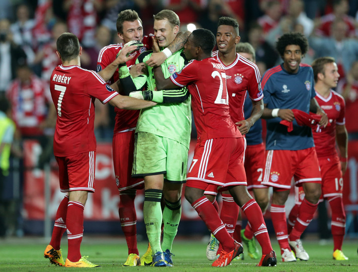 Neuer con sus compañeros después de ganar la Supercopa en 2013. (AP Photo/Matthias Schrader)