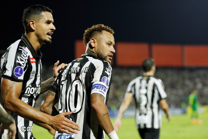 Neymar festeja su gol a Recoleta en el estadio Río Parapití en Pedro Juan Caballero (EFE).