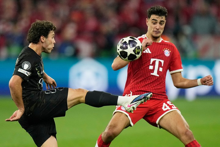 Joao Neves, el apuntado en el reclamo de los alemanes. (AP Photo/Matthias Schrader)