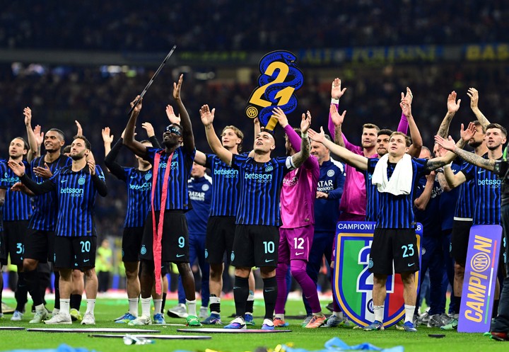 Lautaro Martinez y Nicolo Barella celebran tras el título de la Serie A (Reuters).