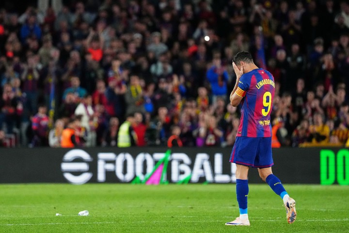 Lewandowski, emocionado en el Camp Nou. (Foto: AP)
