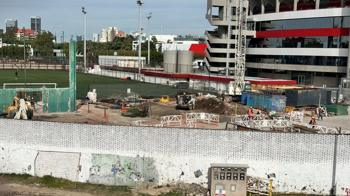El obrador estaá ubicado al lado de las canchas de césped sintético del club..